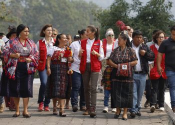 Reina Letizia conversa con mujeres indígenas en San José Chacayá, Sololá. / Foto: EFE.