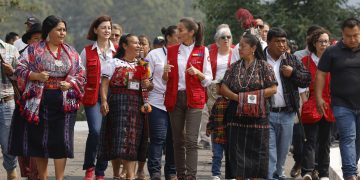 Reina Letizia conversa con mujeres indígenas en San José Chacayá, Sololá. / Foto: EFE.