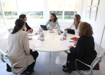 Reina de España realiza reunión preparatoria previo a su viaje a Guatemala