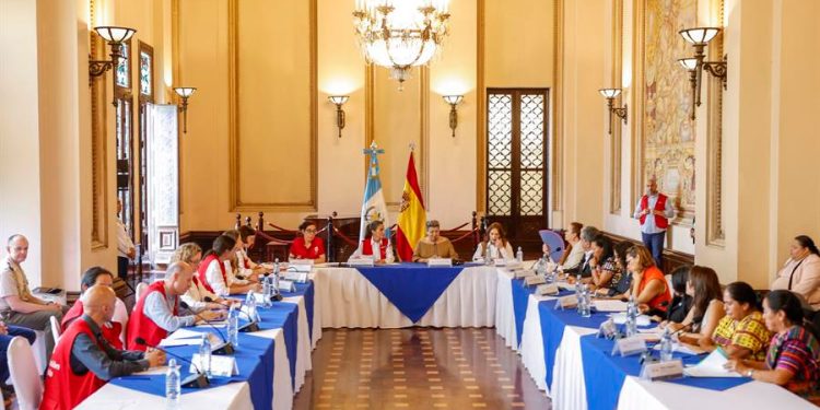 Reunión en salón banquetes en Palacio Nacional de la Cultura.
