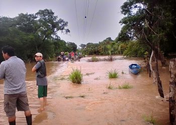 Vecinos del caserío Mangales en Mazatenango, Suchitepéquez resultaron afectados por el desbordamiento del río Icán.