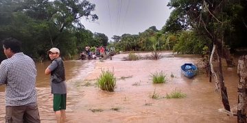 Vecinos del caserío Mangales en Mazatenango, Suchitepéquez resultaron afectados por el desbordamiento del río Icán.
