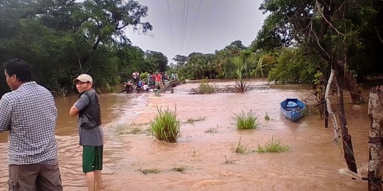 Vecinos del caserío Mangales en Mazatenango, Suchitepéquez resultaron afectados por el desbordamiento del río Icán.