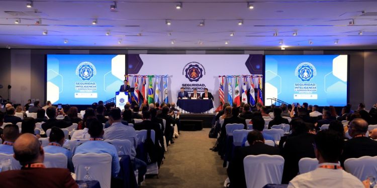 El Secretario de Seguridad Pública del estado de Guanajuato, México, expone el éxito de su sistema penitenciario, en la segunda jornada del Segundo Congreso Penitenciario.