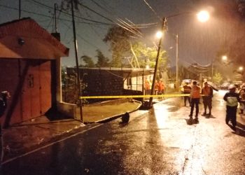 Evacuan a familia en la colonia Santa Rosita.