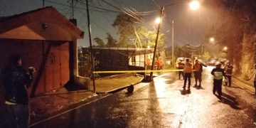 Evacuan a familia en la colonia Santa Rosita.