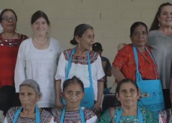 Ministras de Cultura y de Educación, junto a mujeres de Sepur Zarco, durante acto de entrega de la traducción al q'eqchi' de la sentencia condenatoria por delitos de lesa humanidad en esa comunidad.