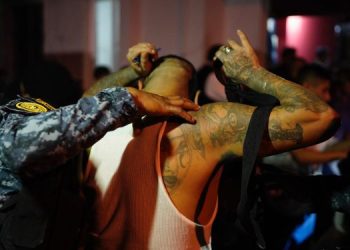 Los reclusos que sean llevados a la cárcel El Infiernito, en Escuintla, serán los primeros que utilizarán uniforme.