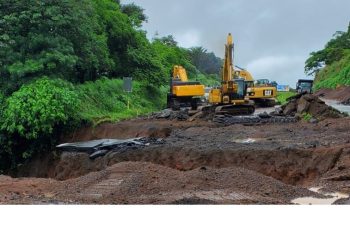 Inundación provoca daños en antigua carretera Palín-Escuintla