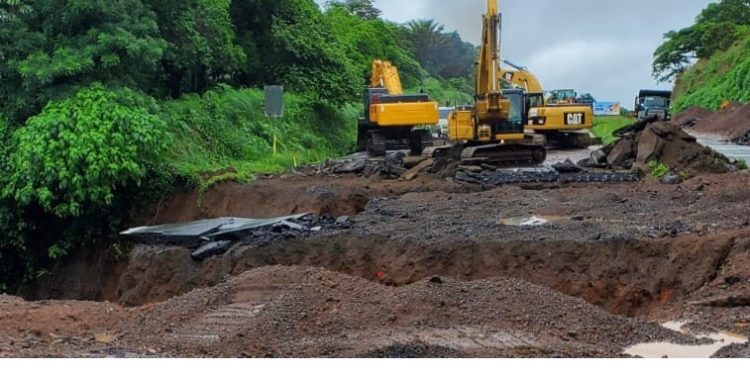 Inundación provoca daños en antigua carretera Palín-Escuintla