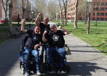 Tres hombres en silla de ruedas abogan por quienes padecen enfermedades raras, / Foto: Telecinco.