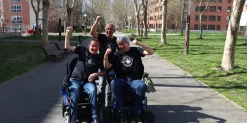 Tres hombres en silla de ruedas abogan por quienes padecen enfermedades raras, / Foto: Telecinco.