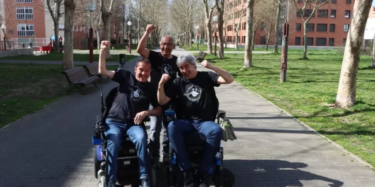 Tres hombres en silla de ruedas abogan por quienes padecen enfermedades raras, / Foto: Telecinco.