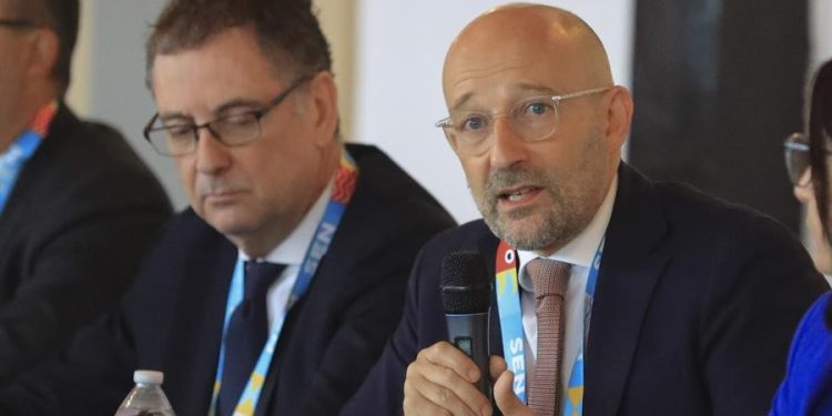 El representante de la UE ante el SICA, François Roudié, durante el XVII Consejo de Ministros de Energía del SICA este jueves, en Tegucigalpa, Honduras.