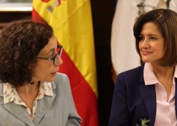La vicepresidenta Karin Herrera -derecha-, junto a la embajadora de España en Guatemala, Clara Girbau, durante reunión con la cámara española de comercio para hablar sobre inversiones.