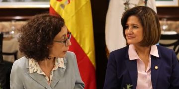 La vicepresidenta Karin Herrera -derecha-, junto a la embajadora de España en Guatemala, Clara Girbau, durante reunión con la cámara española de comercio para hablar sobre inversiones.