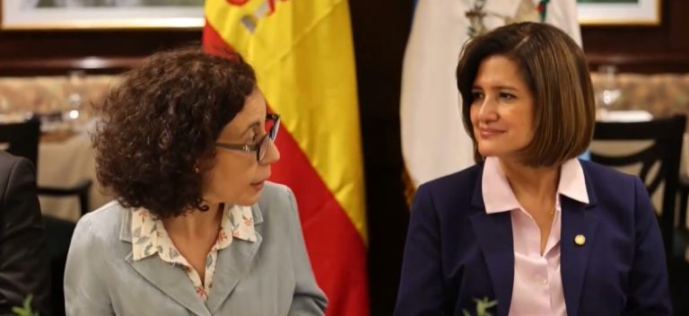 La vicepresidenta Karin Herrera -derecha-, junto a la embajadora de España en Guatemala, Clara Girbau, durante reunión con la cámara española de comercio para hablar sobre inversiones.