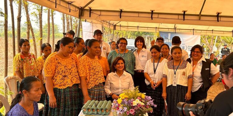 Presidenta en funciones Karin Herrera visita proyectos del Programa Mundial de Alimentos en Alta Verapaz