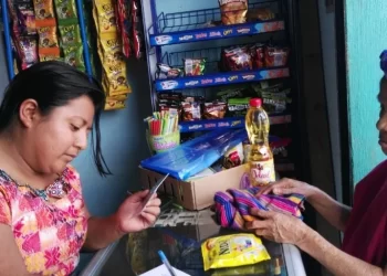 Cambiarán tarjetas bancarias de beneficiarios del programa Bolsa Social. /Foto: Mides.