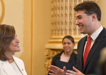 Daniel del Valle intercambió palabras con la vicepresidenta Karin Herrera. /Foto: Álvaro Interiano.