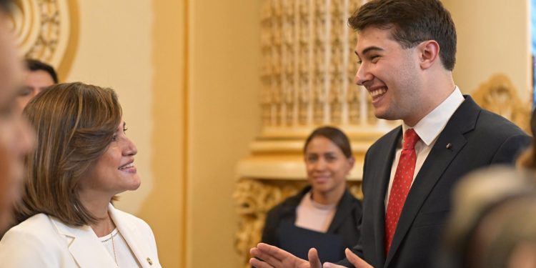 Daniel del Valle intercambió palabras con la vicepresidenta Karin Herrera. /Foto: Álvaro Interiano.