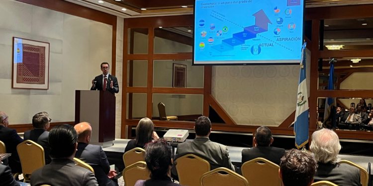 Ministro de Finanzas comparte el proyecto Guatemala, un camino hacia el grado de inversión. /Foto: SCSP.