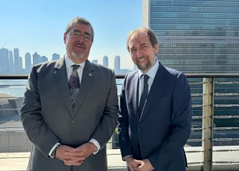 El presidente Arévalo (izquierda) junto al presidente del Instituto de la Paz Internacional (IPI), Zeid Ra’ad Al Hussein. /Foto: SCSP.