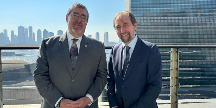 El presidente Arévalo (izquierda) junto al presidente del Instituto de la Paz Internacional (IPI), Zeid Ra’ad Al Hussein. /Foto: SCSP.