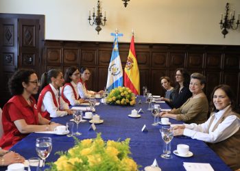 La primera dama de la Nación, Lucrecia Peinado recibió a la reina Letizia en el salón de Ministros. /Foto: Noé Pérez y Gilber García.