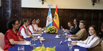 La primera dama de la Nación, Lucrecia Peinado recibió a la reina Letizia en el salón de Ministros. /Foto: Noé Pérez y Gilber García.