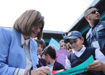 La vicepresidenta Herrera compartió con estudiantes de la Escuela Oficial Urbana Mixta, Manfredo L. De León. /Foto: Vicepresidencia de la República.