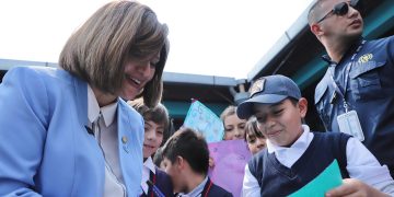 La vicepresidenta Herrera compartió con estudiantes de la Escuela Oficial Urbana Mixta, Manfredo L. De León. /Foto: Vicepresidencia de la República.