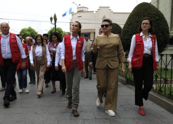 La doctora Lucrecia Peinado (derecha) camina junto a la reina Letizia de España sobre la sexta avenida entre 5ta y 6ta calle. /Foto: Noé Pérez.