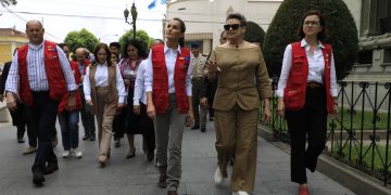 La doctora Lucrecia Peinado (derecha) camina junto a la reina Letizia de España sobre la sexta avenida entre 5ta y 6ta calle. /Foto: Noé Pérez.