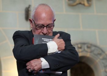 Hijo de Miguel Ángel Asturias abraza un ejemplar de una de las grandes obras de su padre. /Foto: Alejandro García.