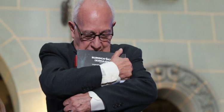 Hijo de Miguel Ángel Asturias abraza un ejemplar de una de las grandes obras de su padre. /Foto: Alejandro García.