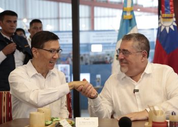 El presidente Arévalo (derecha) estrecha la mano del embajador de China (Taiwán). /Foto: Noé Pérez.