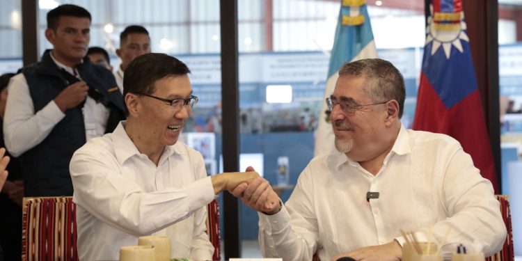 El presidente Arévalo (derecha) estrecha la mano del embajador de China (Taiwán). /Foto: Noé Pérez.