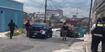 Persecución en zona 5 capitalina permitió dos capturas tras ataque armado. / Foto: PNC.