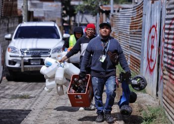 Deschatarrización ayuda a prevenir casos de dengue interrumpiendo el ciclo de reproducción del zancudo transmisor. / Foto: MSPAS.