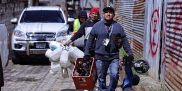 Deschatarrización ayuda a prevenir casos de dengue interrumpiendo el ciclo de reproducción del zancudo transmisor. / Foto: MSPAS.