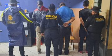 Arrestan a tres hombres implicados en robo de vehículo en Sanarate