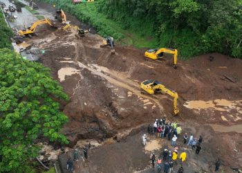 Presidente Arévalo supervisó el trabajo que se ejetuca en la autopista Palín-Escuintla. /Foto: Dickéns Zamora.