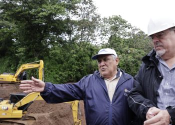 El presidente Bernardo Arévalo supervisa los trabajos en el km 44 de la autopista Palín-Escuintla