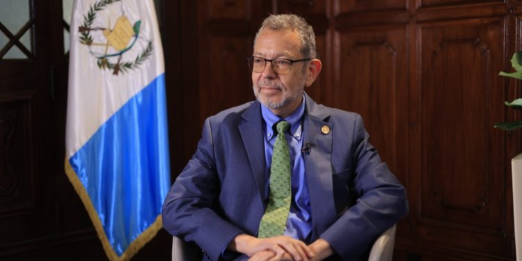 El ministro Félix Alvarado busca fortalecer la institucionalidad del CIV. /Foto: Gilber García.