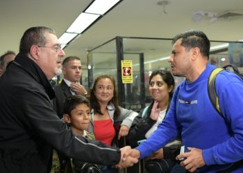 El presidente Arévalo recorrió el AILA y compartió con familias que regresaban de sus vacaciones. /Foto: Carlos Jacinto.