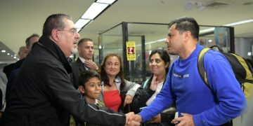 El presidente Arévalo recorrió el AILA y compartió con familias que regresaban de sus vacaciones. /Foto: Carlos Jacinto.