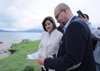 Karin Herrera se reunió con el director de AMSCLAE, Mervin Pérez, para verificar los esfuerzos a favor del lago de Atitlán. /Foto: Vicepresidencia de la República.
