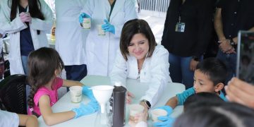 La vicepresidenta Herrera participó en los proyectos de ciencia junto a niños en Pasos y Pedales. /Foto: Vicepresidencia de la República.