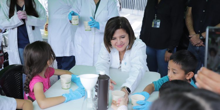 La vicepresidenta Herrera participó en los proyectos de ciencia junto a niños en Pasos y Pedales. /Foto: Vicepresidencia de la República.